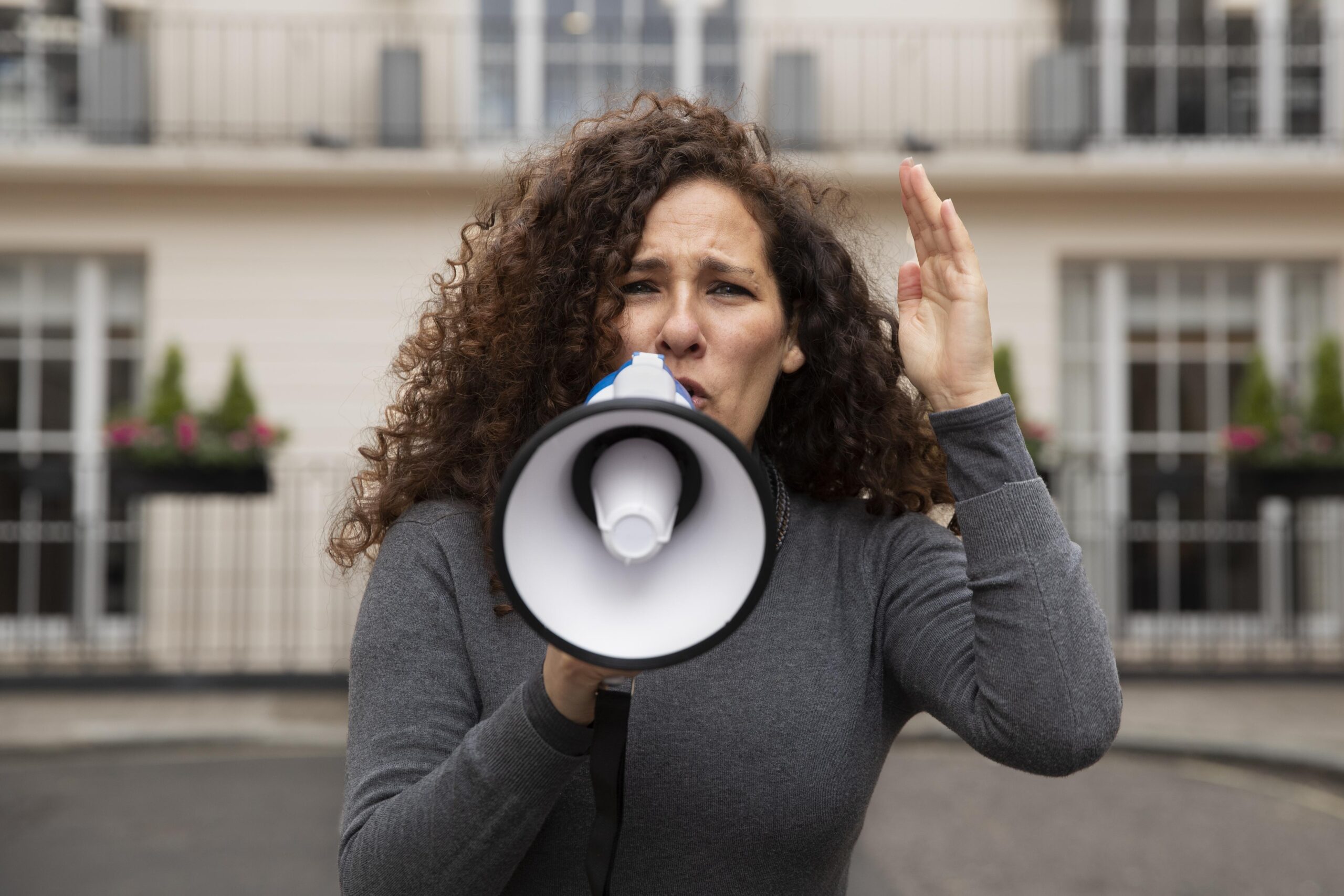 Derecho al silencio: qué hacer ante ruidos de vecinos, bares y ascensores